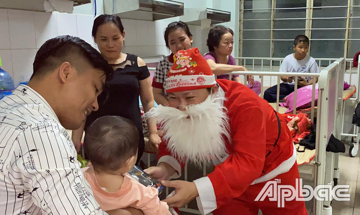 Mọi người đều vui vẻ khi đón ông già Noel đến thăm.