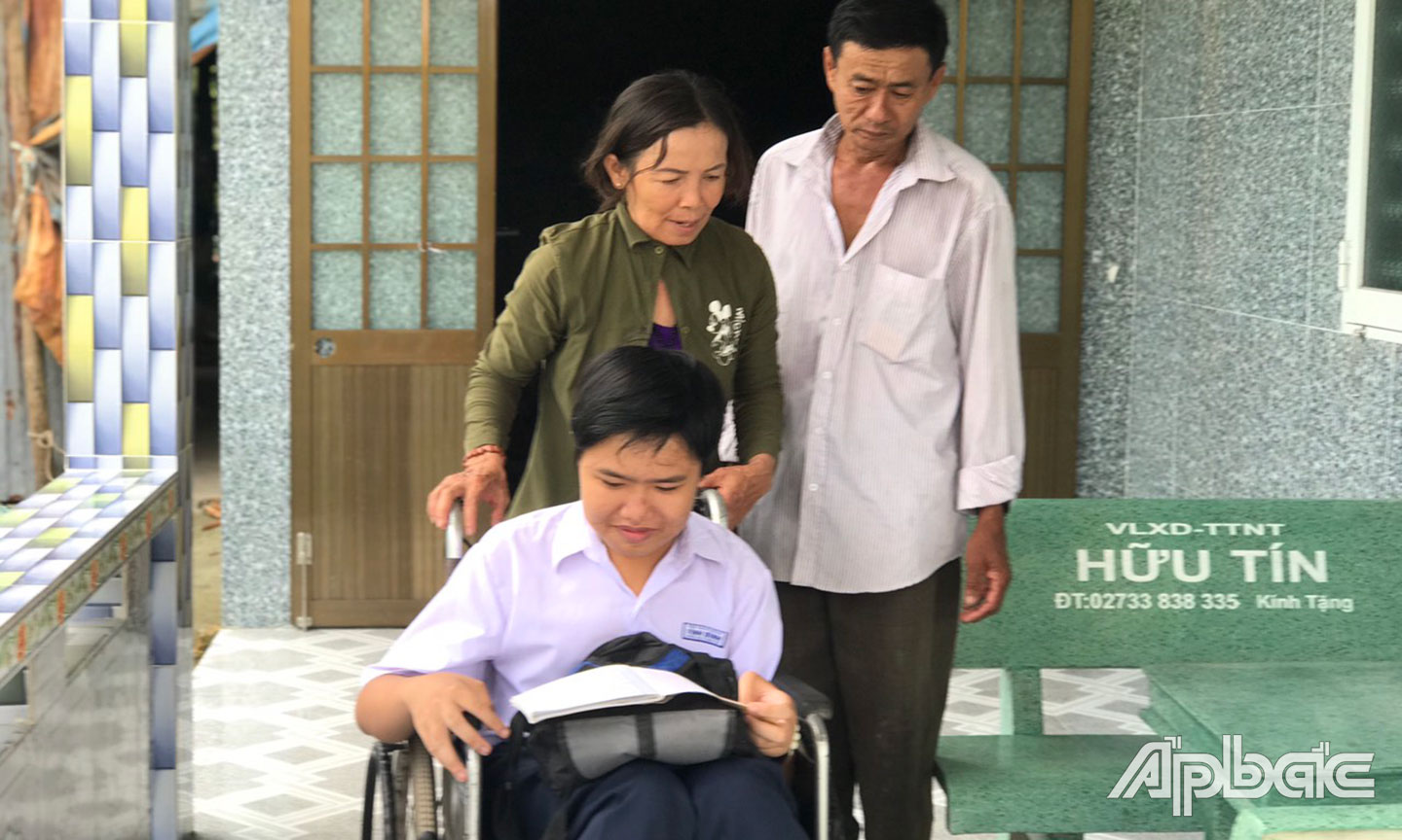  Em Vui bên ba mẹ của mình.