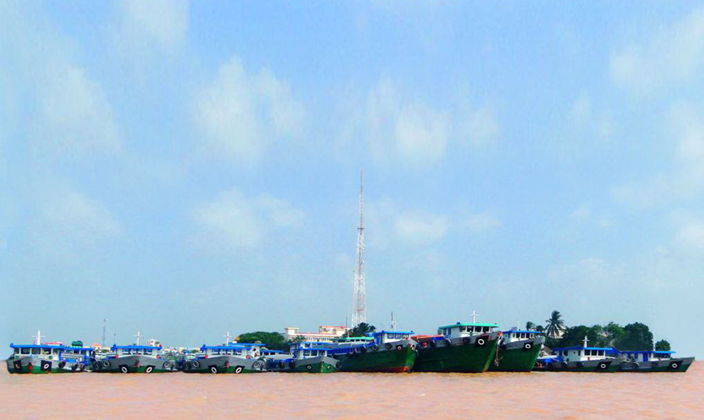 Đoàn tàu của  HTX Rạch Gầm.