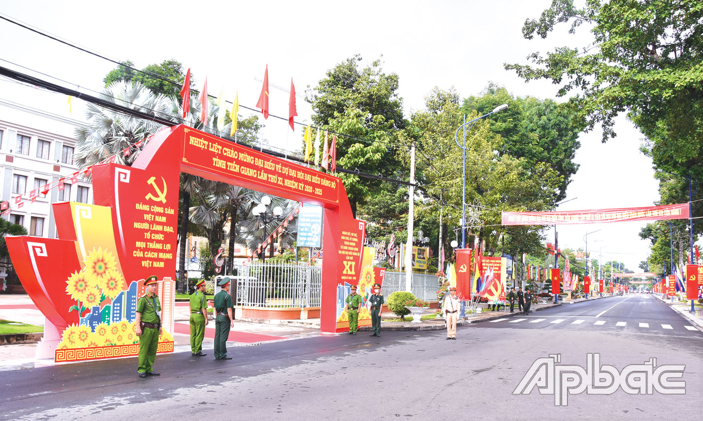 Lực lượng Công an, Quân sự phối hợp thực hiện nhiệm vụ bảo vệ Đại hội đại biểu Đảng bộ tỉnh lần thứ XI,  nhiệm kỳ 2020 - 2025. Ảnh: TRỌNG TÍN