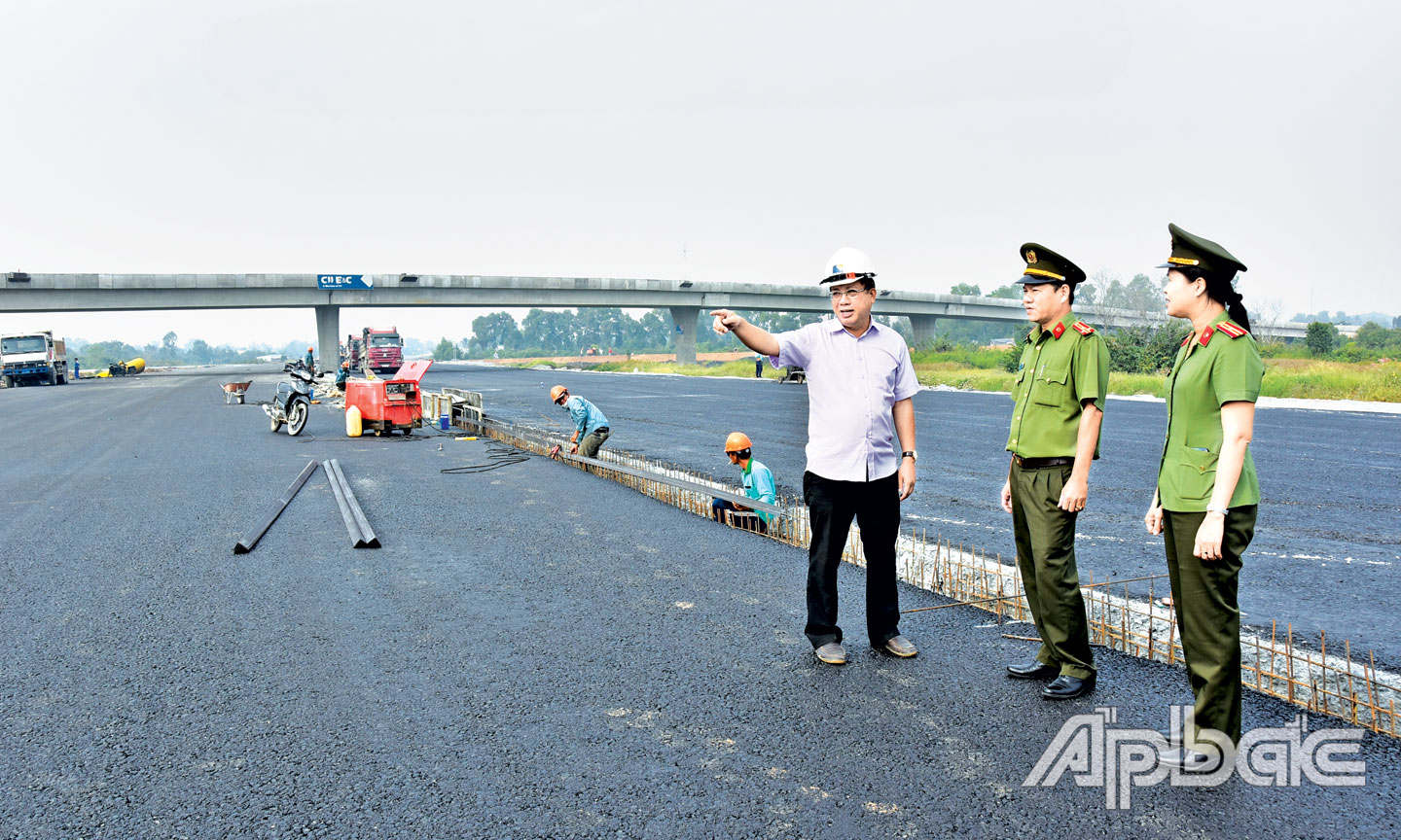 Cán bộ An ninh kinh tế phối hợp khảo sát thi công phục vụ công tác tham mưu đảm bảo an ninh trật tự Dự án Đường cao tốc Trung Lương - Mỹ Thuận. 	                                                                                                         Ảnh: LÊ HOÀI