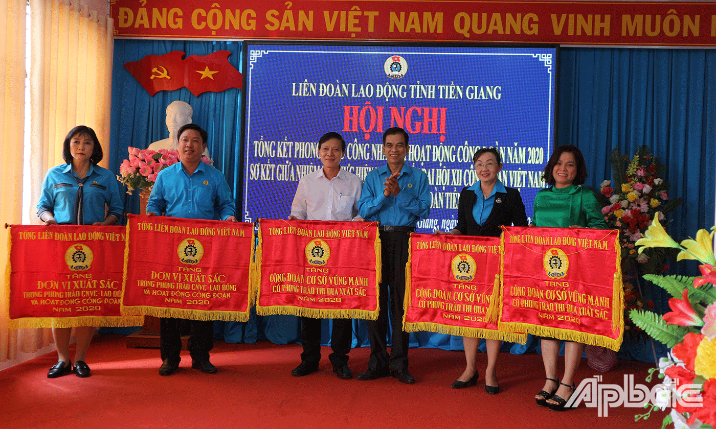 Tổng LĐLĐ Việt Nam tặng Cờ thi đua cho 5 tập thể có thành tích trong năm 2020