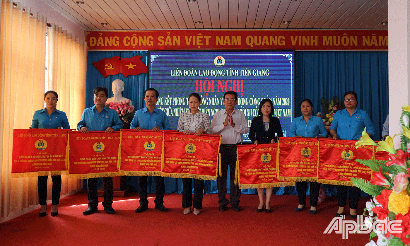 LĐLĐ tỉnh Tiền Giang trao tặng Cờ thi đua cho 15 tập thể có thành tích trong năm 2020
