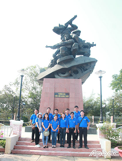 Di tích  Chiến thắng Ấp Bắc  là nơi giáo dục truyền thông cách mạng cho thế hệ trẻ. Ảnh: PHƯƠNG MAI