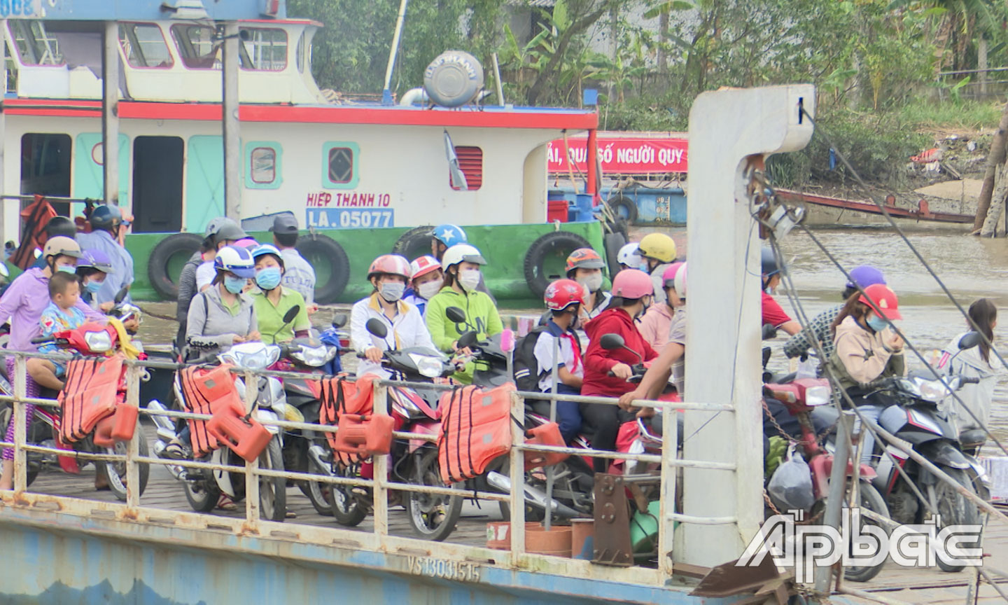 Người dân phớt lờ quy định ATGT tại bến đò Vàm Kỳ Hôn.