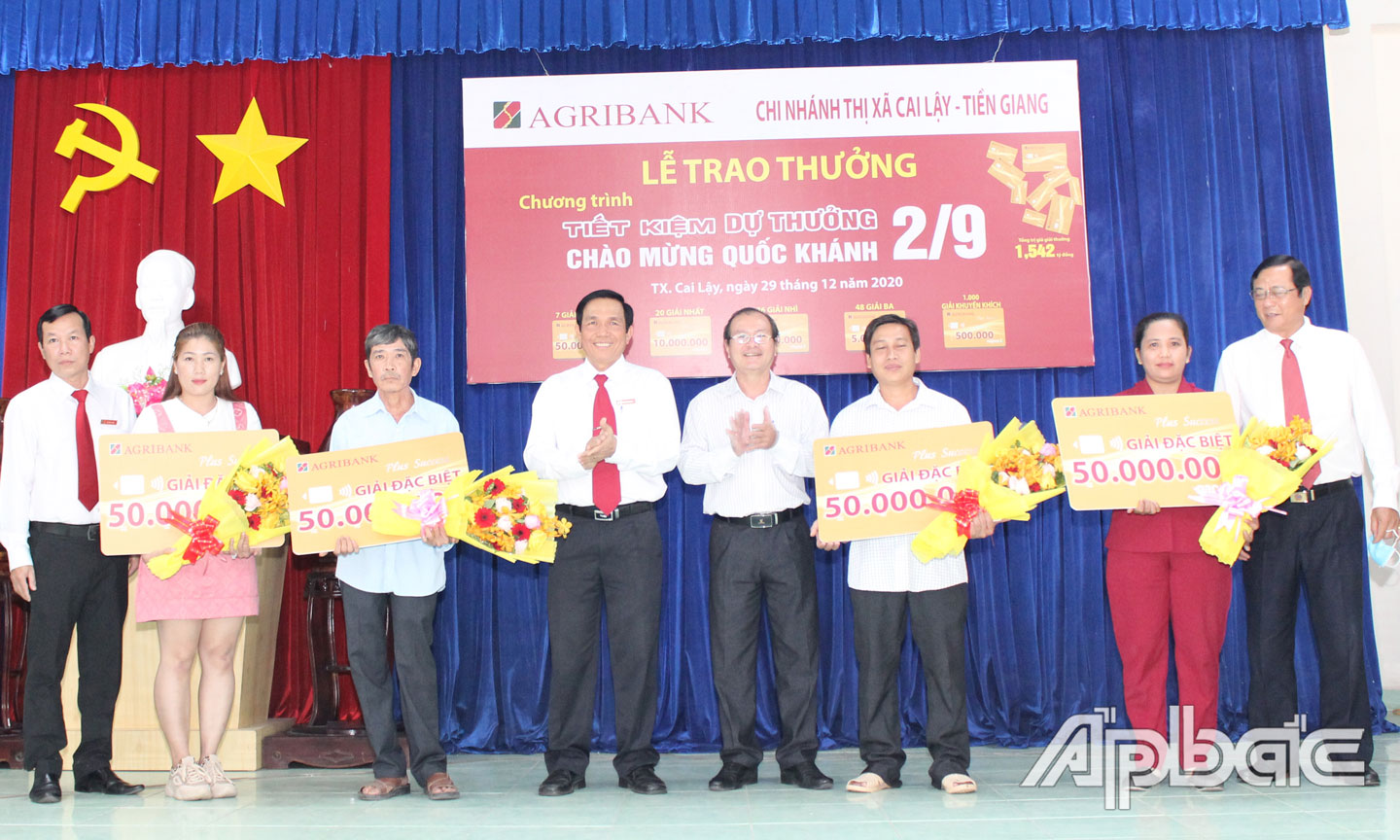 Chủ tịch UBND TX. Cai Lậy Trần Văn Thức (thứ năm từ trái sang) và Ban Giám đốc Agribank TX. Cai Lậy chúc mừng khách hàng  trúng thưởng giải Đặc biệt