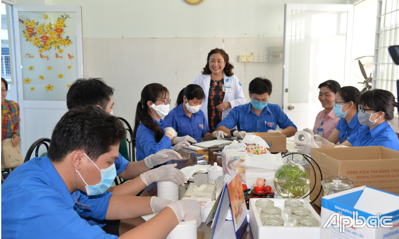 Chi đoàn Bệnh viện Phụ sản Tiền Giang tự chế tạo khẩu trang để phục vụ miễn phí cho nhu cầu của nhân viên và người bệnh trong điều kiện khẩu trang y tế khang hiếm vào đầu mùa dịch