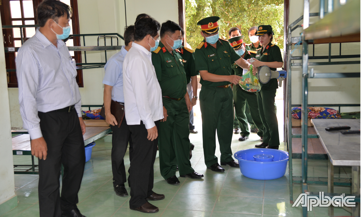 Đồng chí Trần Văn Dũng đã kiểm tra công tác chuẩn bị cơ sở vật chất để phục vụ nhu cầu cho công dân cách ly y tế