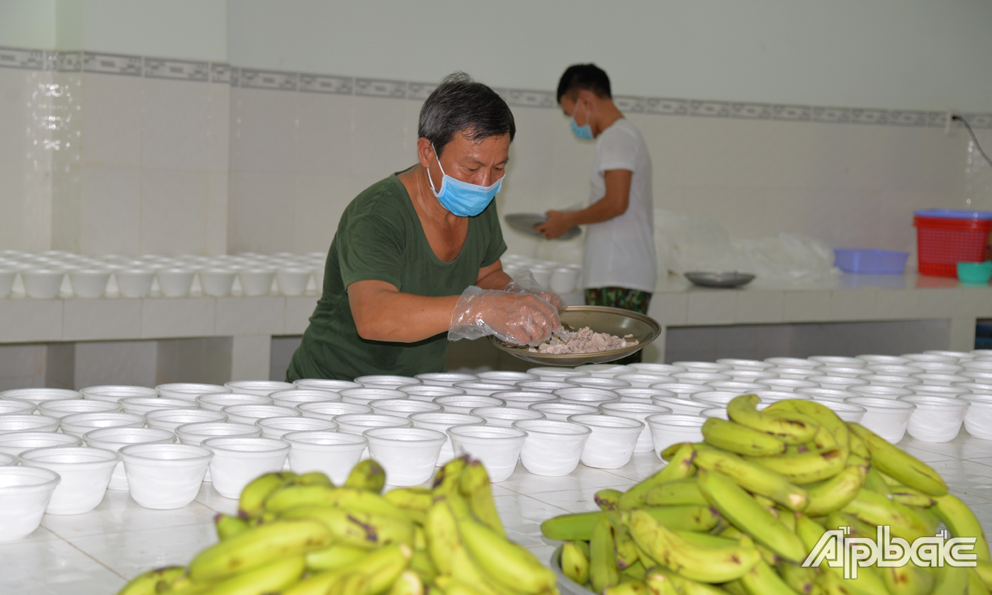 Chiến sĩ quân đội chuẩn bị thức ăn cho công dân khu cách ly