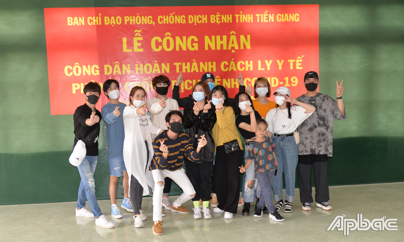 Co6ng dân hoàn thành cách ly y tế tại Tiền Giang phấn khởi rời khu cách ly