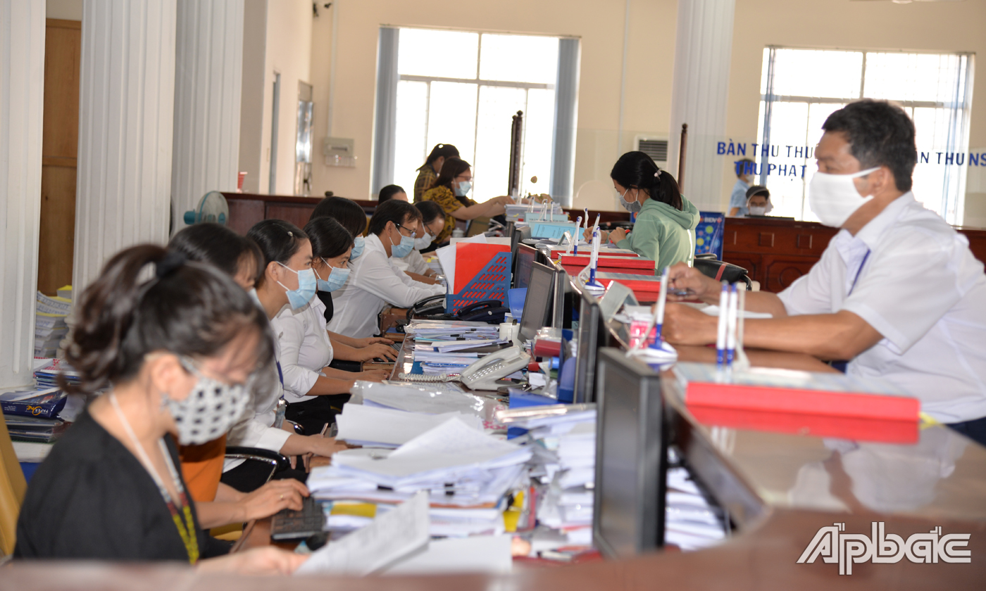 Nha6n viên công sở thực hiện đúng quy định 5K