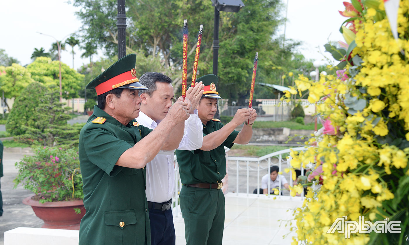 Đại diện lãnh đạo tỉnh đặt tràng hoa và dâng hương tượng đài Tiểu đội Gang thép.