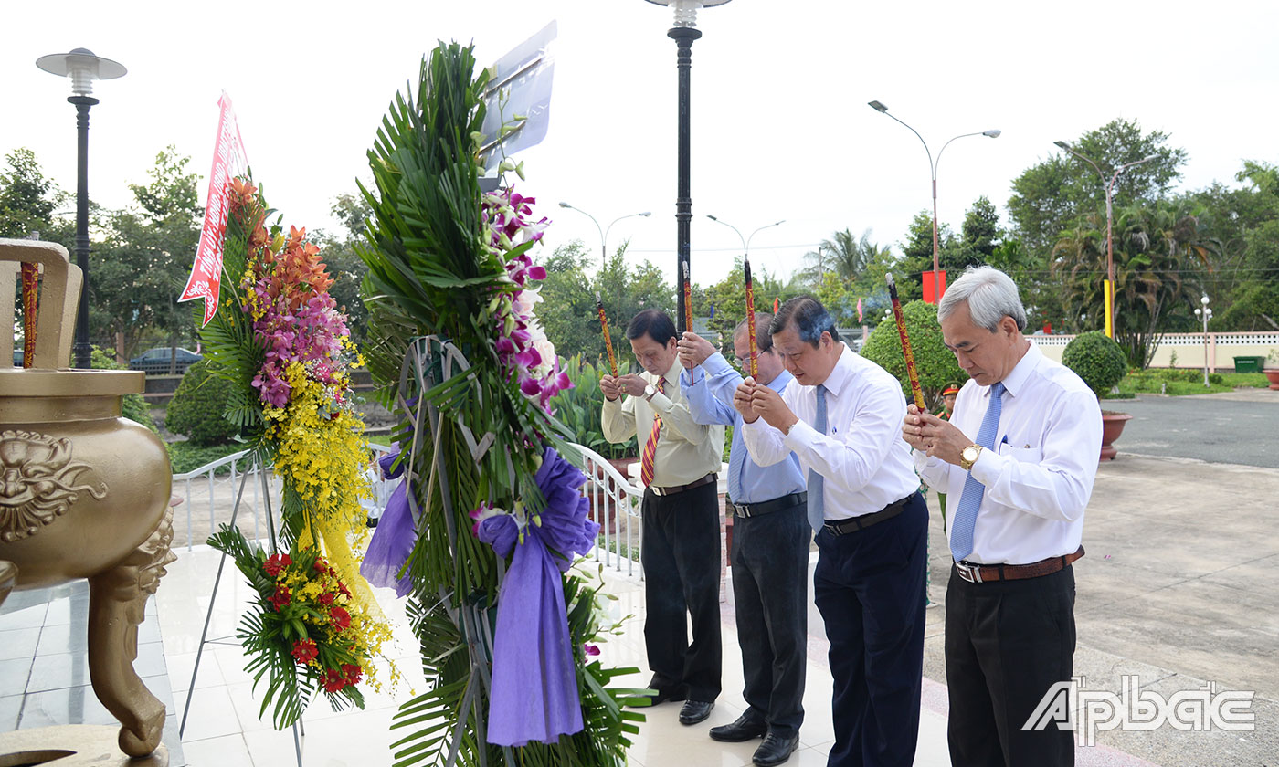 Lãnh đạo TX. Cai Lậy đặt tràng hoa và dâng hương tượng đài Tiểu đội Gang thép.