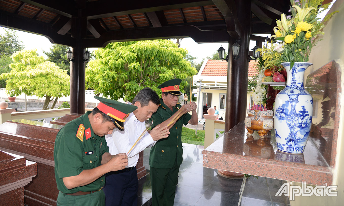 Đại diện lãnh đạo tỉnh dâng hương khu mộ Ba chiến sĩ Gang thép.