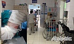 Một người đàn ông ôm con tự thiêu