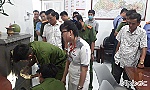Trộm trổ la phông đột nhập cửa hàng xe máy
