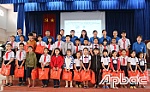 Tặng quà cho học sinh có hoàn cảnh khó khăn