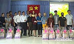 Tặng 50 phần quà tết ở xã Mỹ Hạnh Trung