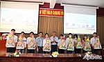 Tặng quà tết cho sinh viên có hoàn cảnh khó khăn