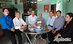 Bí thư Huyện ủy Chợ Gạo Ngô Hữu Thệ tặng quà gia đình chính sách