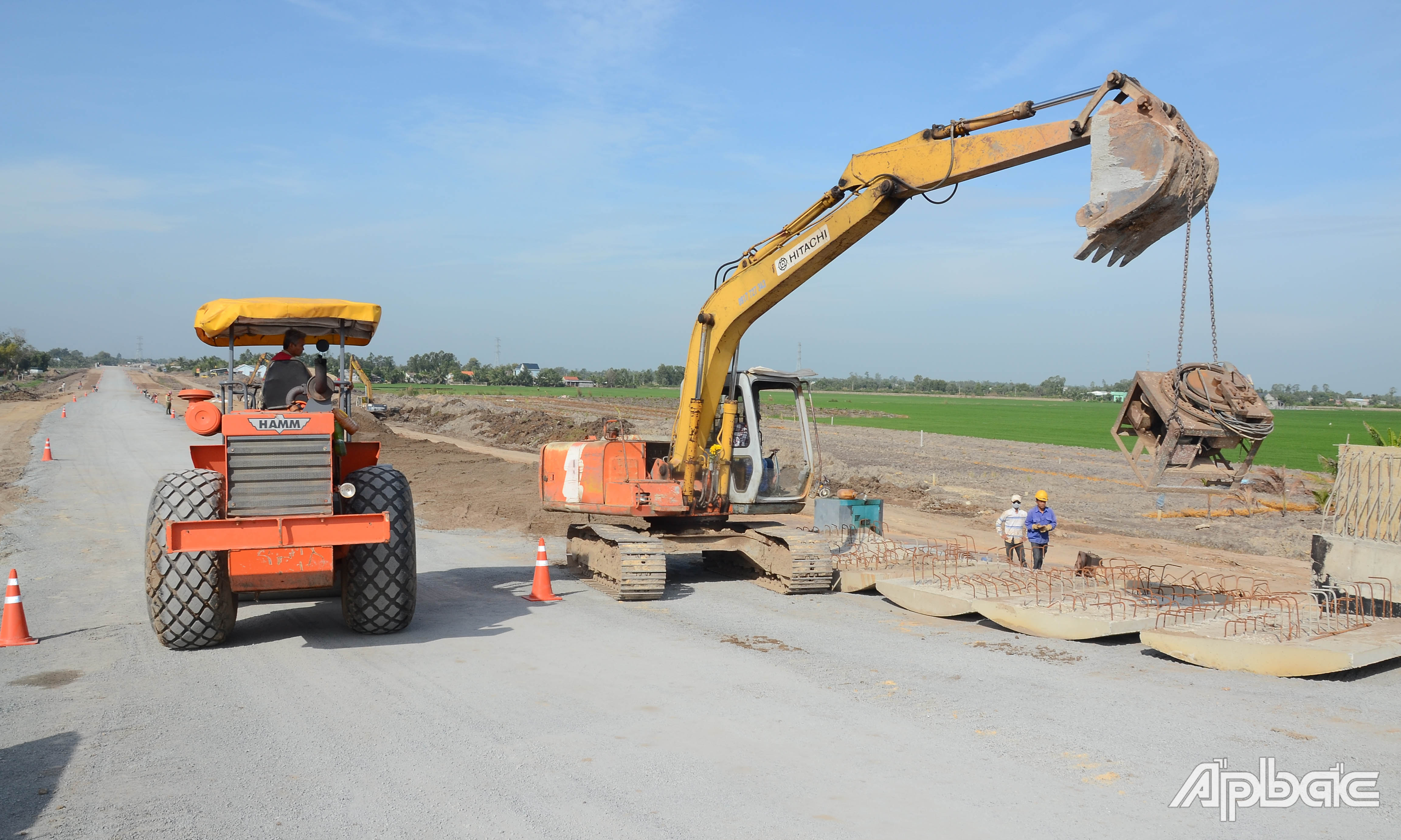 Ngày cuối năm (31-12), công trường Dự án vẫn tấp nập phương tiện thi công.