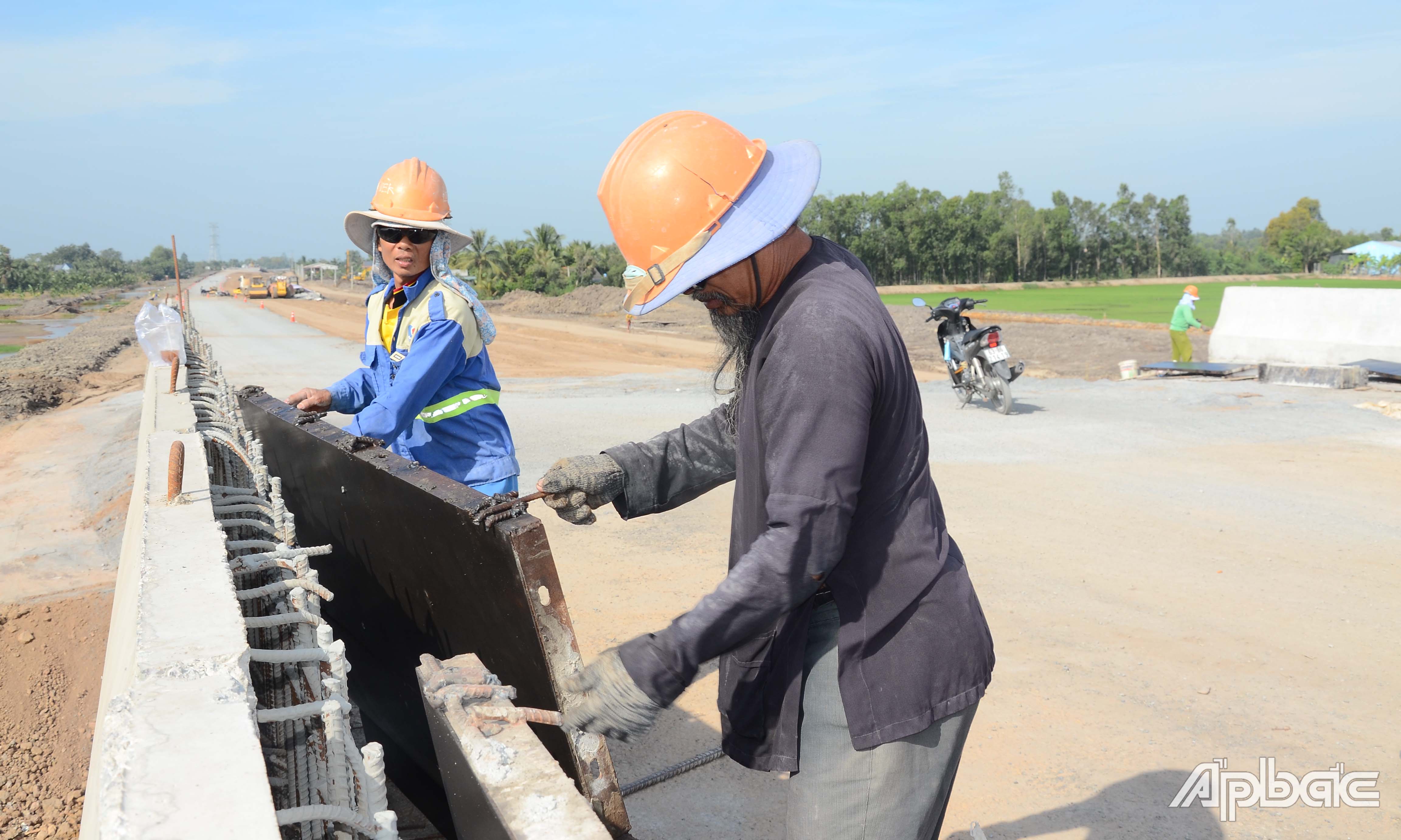Công nhân lắp đặt khung để đổ bê tông hoàn thiện thành cầu.