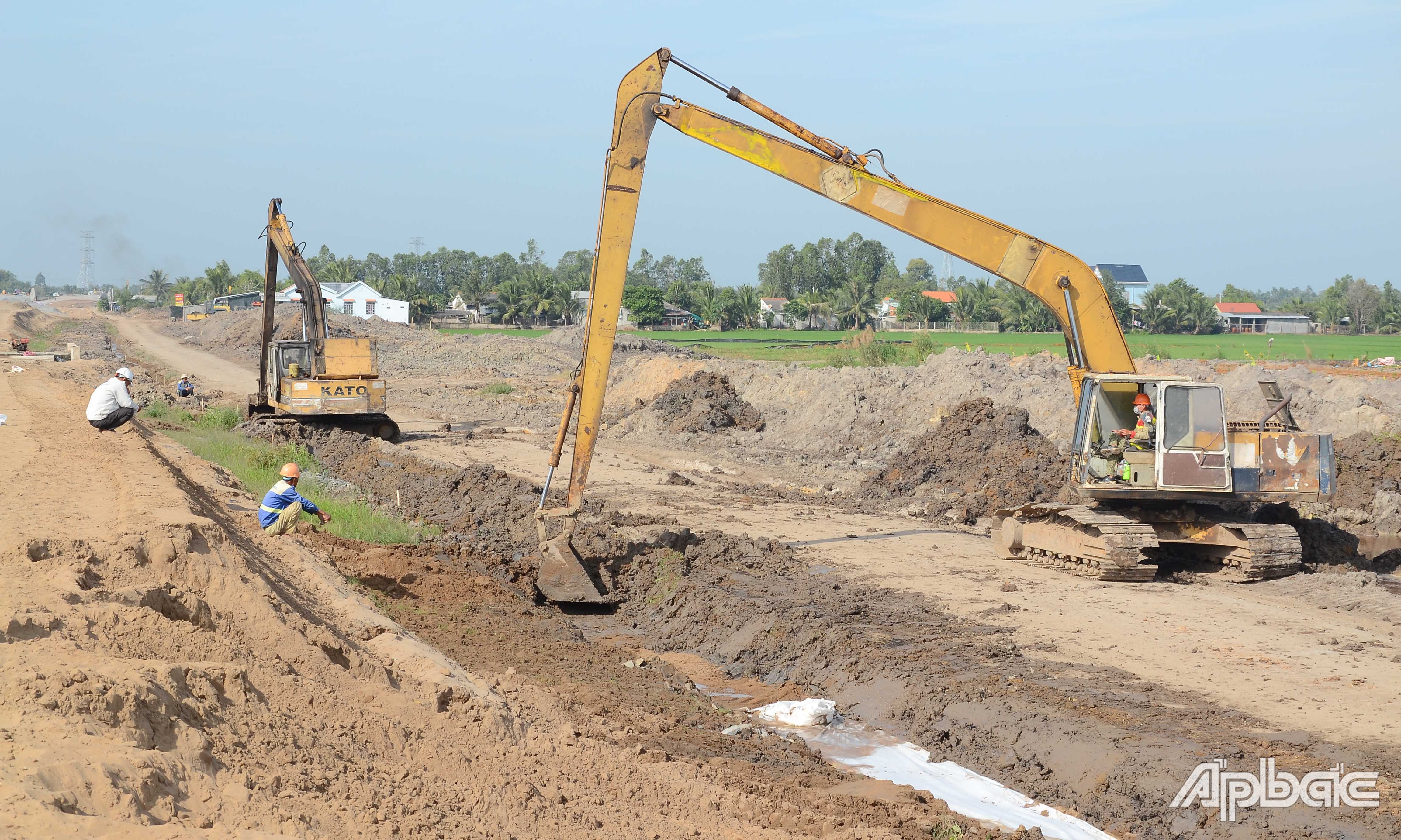 Nhà thầu thi công đắp bờ tuyến cao tốc.