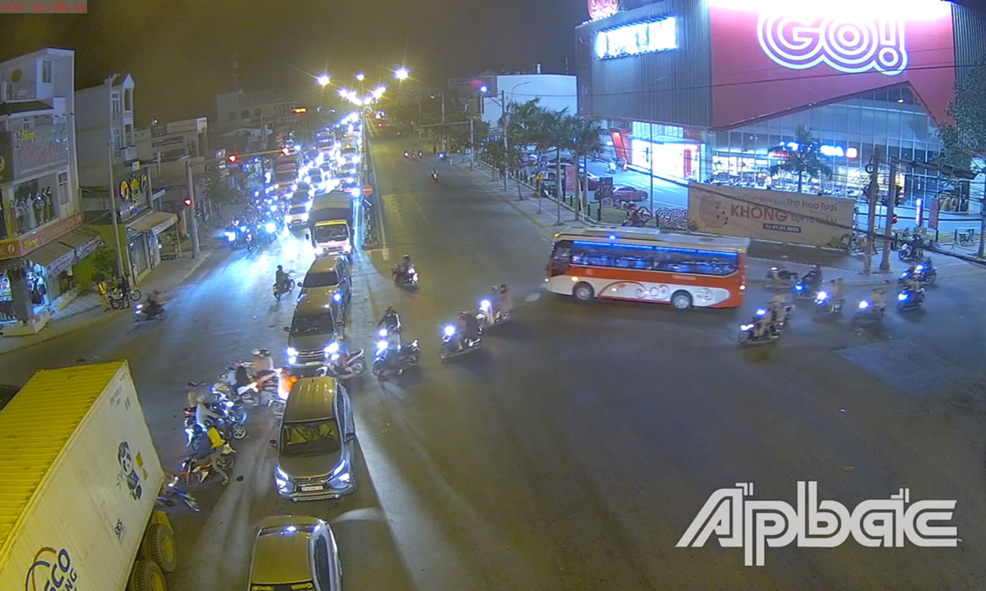 Tối ngày 31-12 trạm thu phí cầu Rạch Miễu chỉ xả trạm 1 lần.