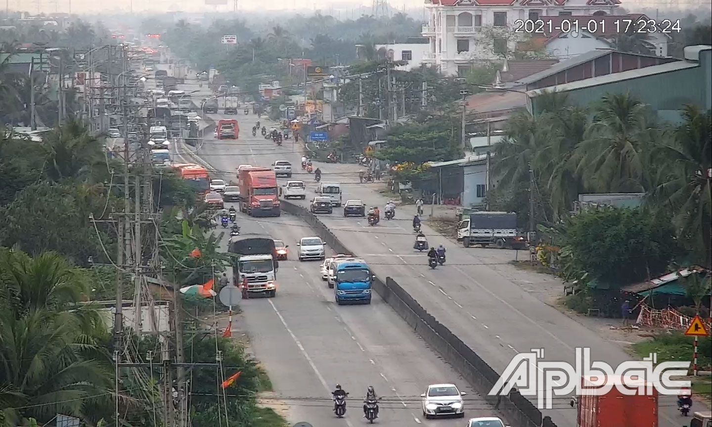 Quốc lộ 1 vào lúc 17 giờ 23 phút ngày 1-1--2021.