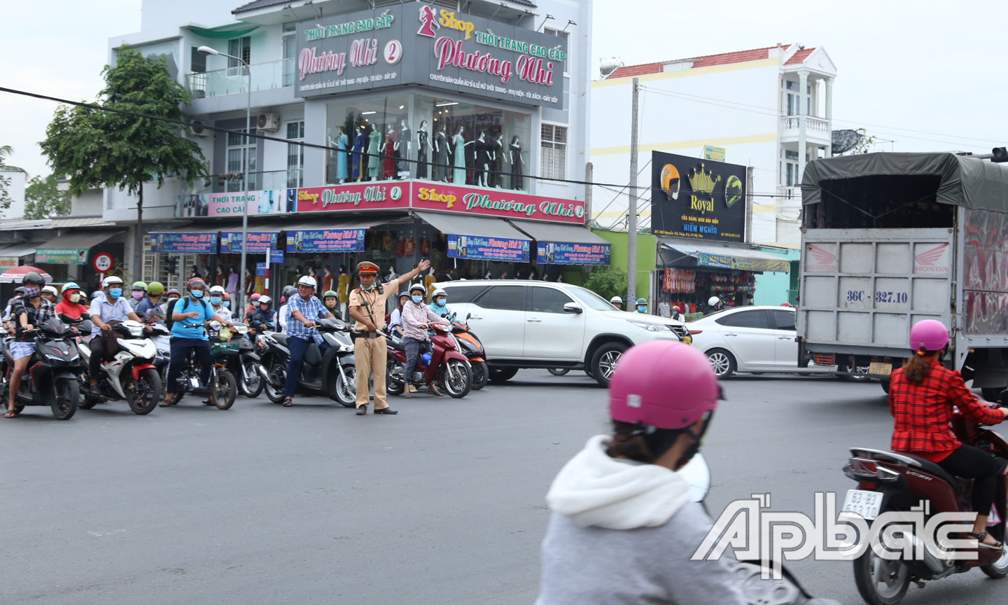 Lực lượng CSGT luôn túc trực tại điểm nóng điều tiết giao thông tránh tình trạng ùn ứ.