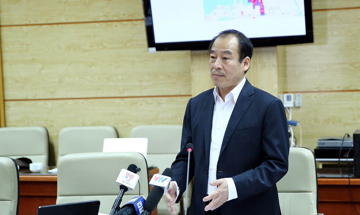 PGS.TS Trần Đắc Phu cho biết theo các nhà khoa học trên thế giới, biến thể mới của virus SARS-CoV-2 được phát hiện tại Anh có thể lây lan nhanh hơn tới 70% so với các chủng trước đó. Ảnh: Bộ Y tế