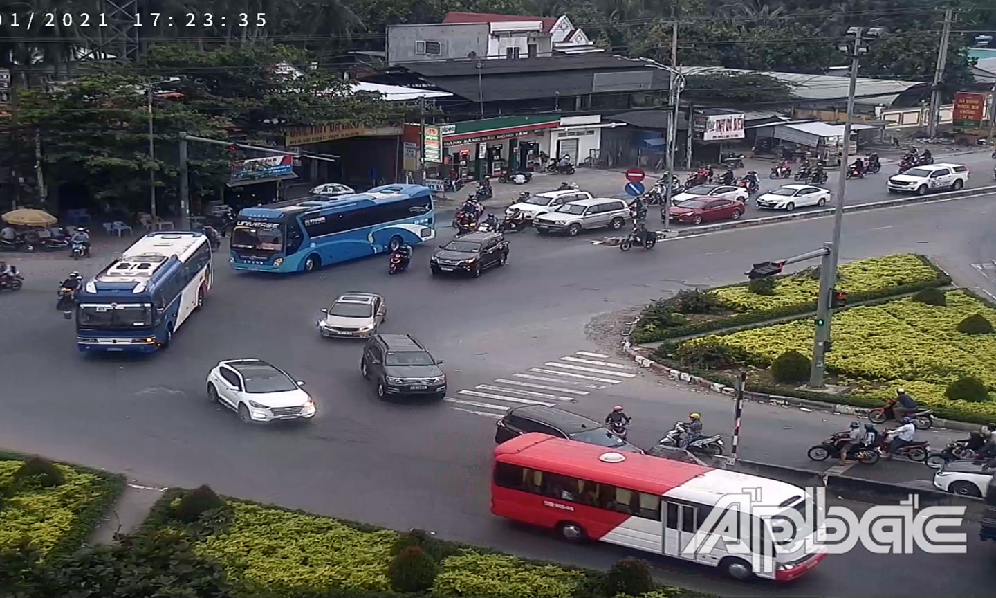 Các phương tiện đông tại Ngã tư Đồng Tâm.