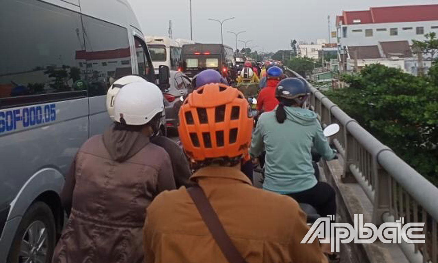 Phương tiện ùn ứ ngay tại điểm cầu địa bàn huyện Cái Bè. Ảnh: CTV