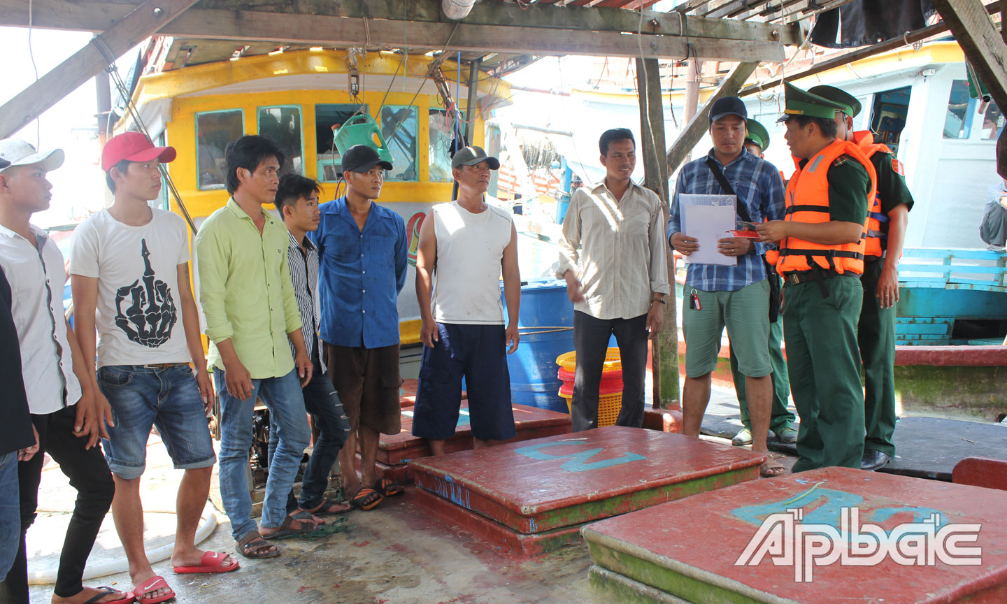 Trạm kiểm soát Biên phòng Vàm Láng, Đồn Biên phòng Kiểng Phước kiểm soát kiểm chứng trước khi cho phương tiện ra khơi. Ảnh: ĐOÀN PHÁT
