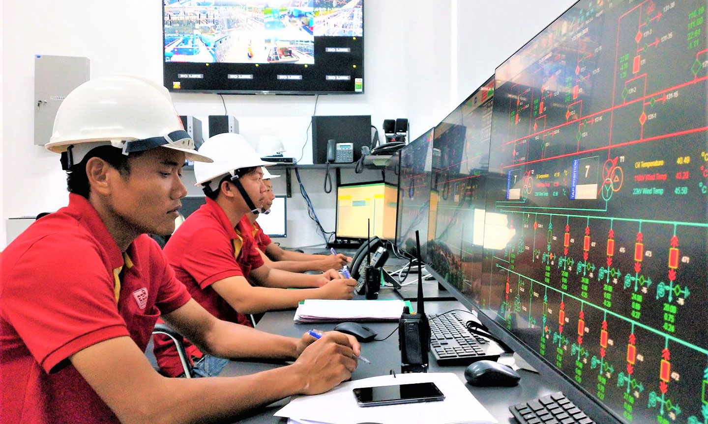 Nét đẹp lao động - Cán bộ kỹ thuật làm việc với sơ đồ nối điện trên màn hình HMI.