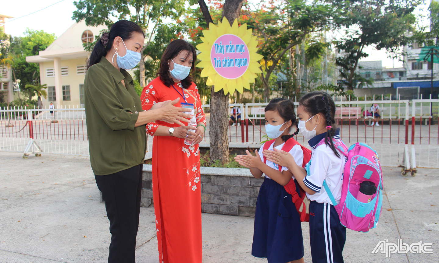 Đảm bảo an toàn tại các trường học trong bối cảnh dịch bệnh Covid-19 diễn biến phức tạp được xem là một trong những nhiệm vụ quan trọng của toàn ngành GD-ĐT. Ảnh chụp tại Trường Tiểu học Nguyễn Huệ, TP. Mỹ Tho. 