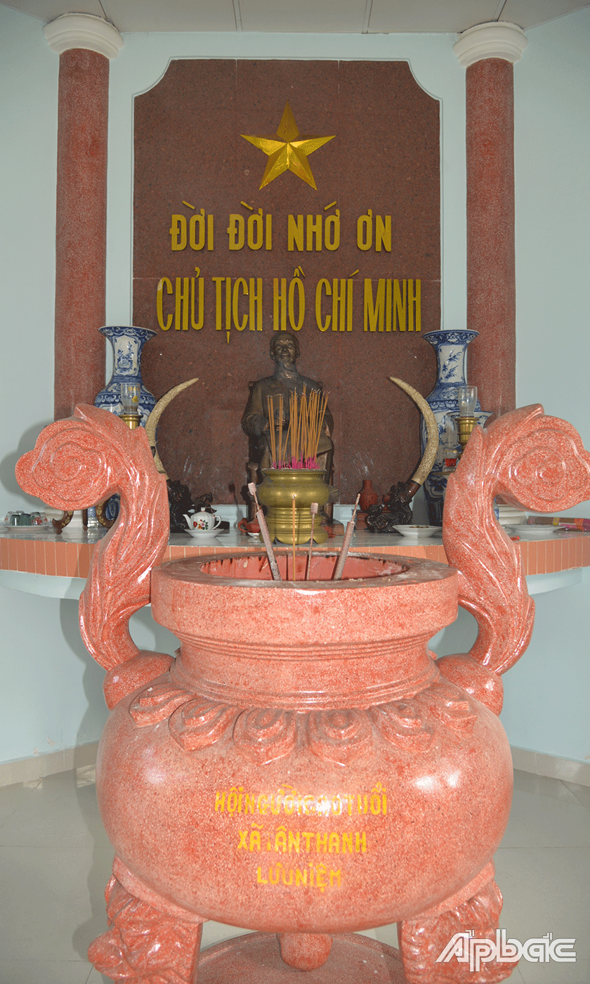 Tượng Bác Hồ bằng đồng được thờ cúng trang nghiêm.