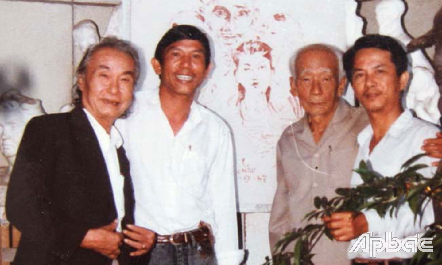 Nghệ sĩ Nhân dân Hoàng Tuyển (thứ ba từ trái sang).