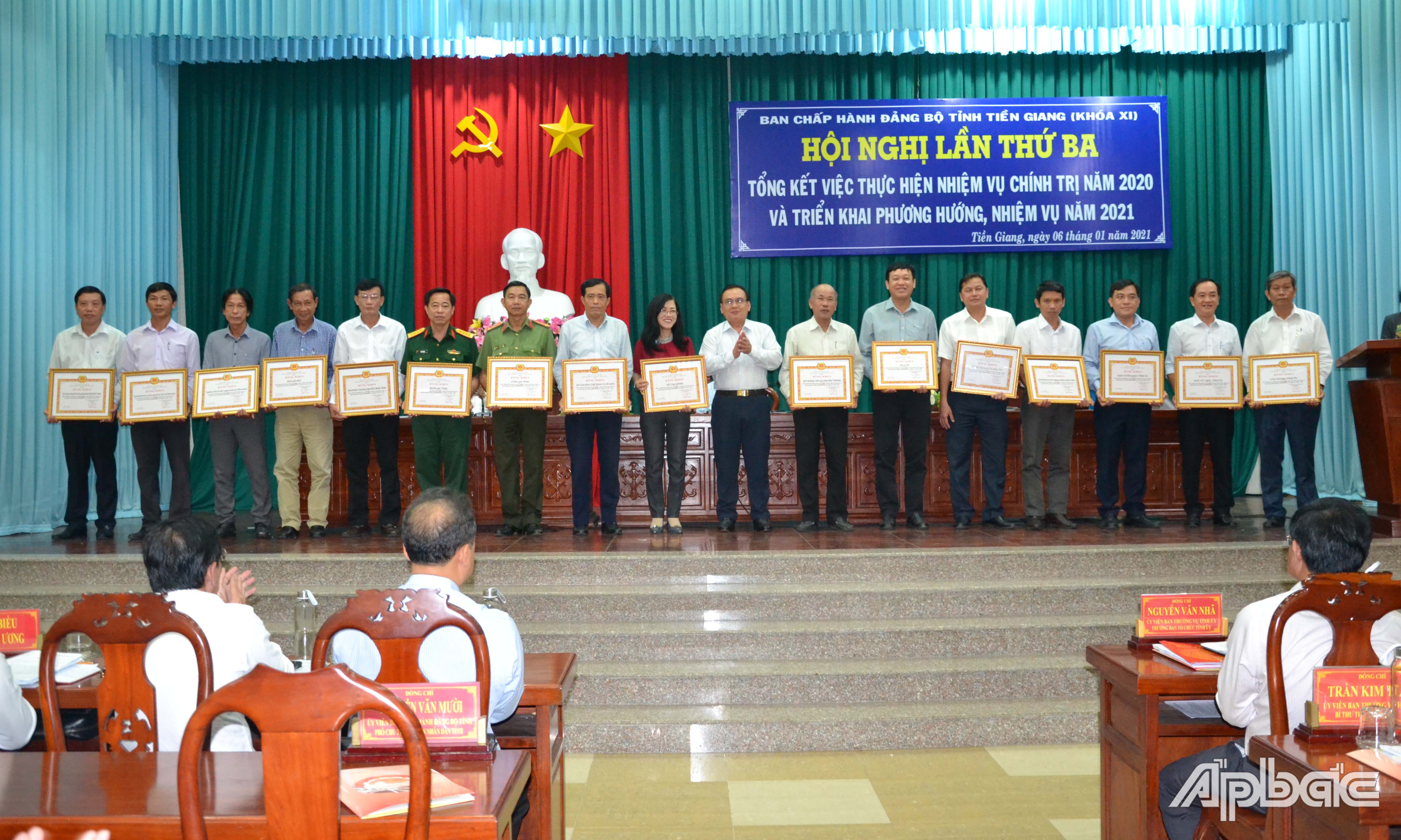 Tặng Bằng khen của Ban Thường vụ Tỉnh ủy cho các tập thể.