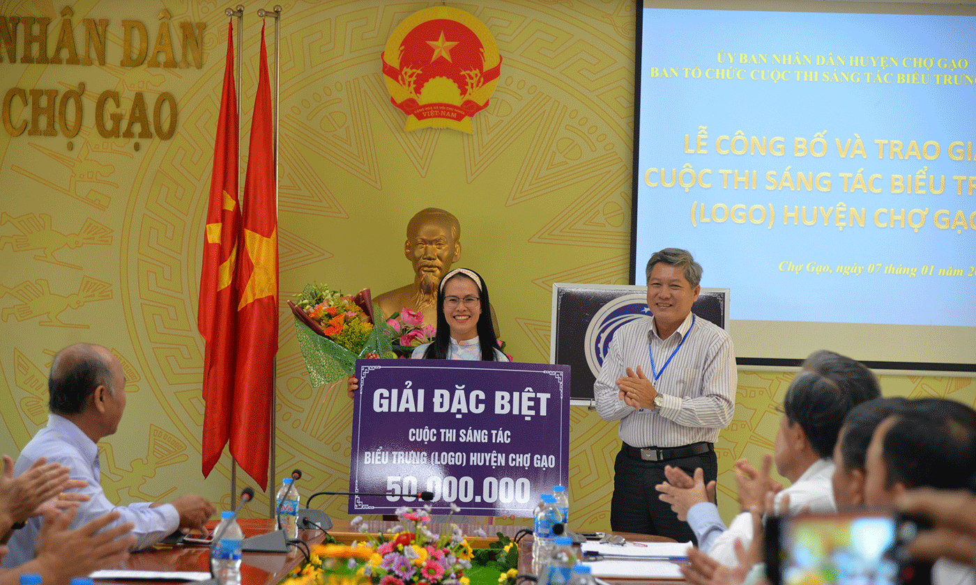 Chủ tịch UBND huyện Chợ Gạo Nguyễn Hồng Hữu trao giải đặc biệt cho tác giả Trần Thị Xuân.