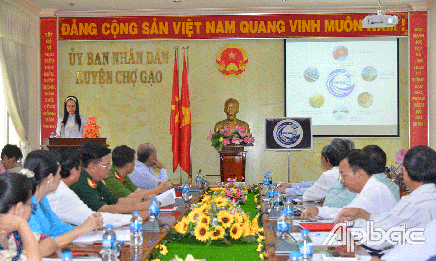 Tác giả trình bày ý tưởng, ý nghĩa của lo go.