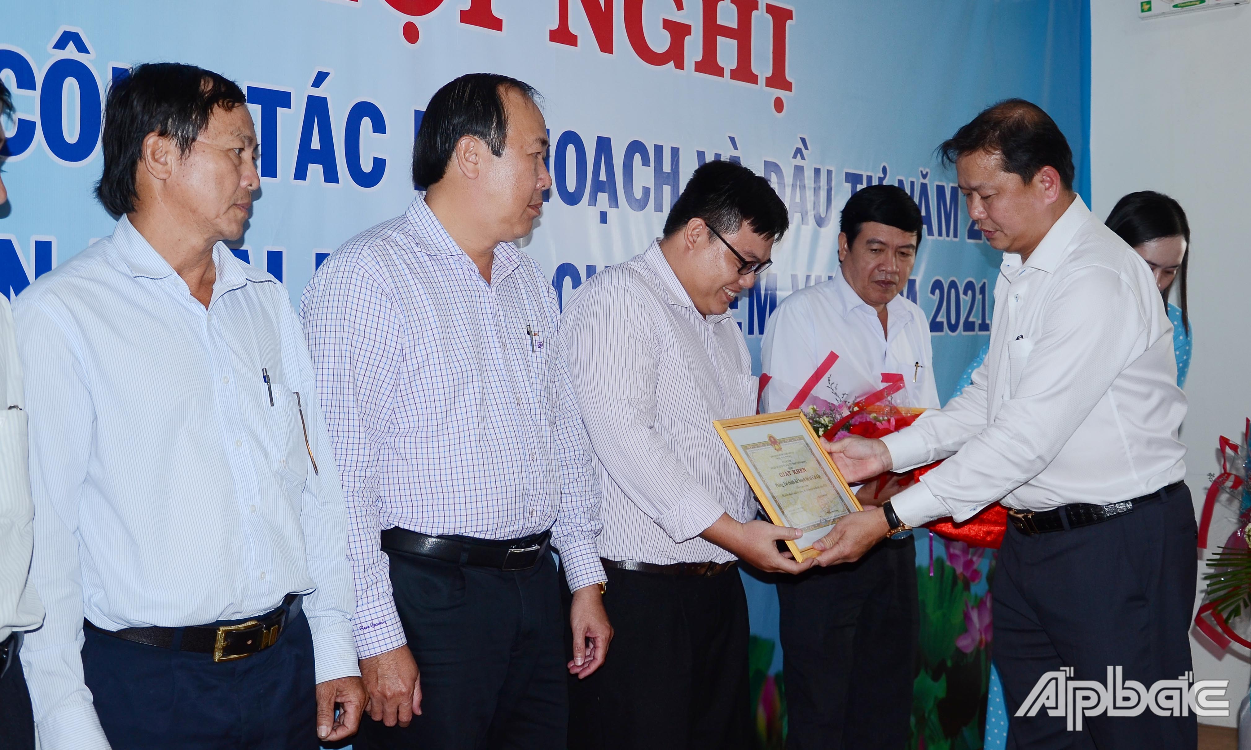 Sở KH&ĐT khen thưởng các tập thể có thành tích xuất sắc trong năm 2020.