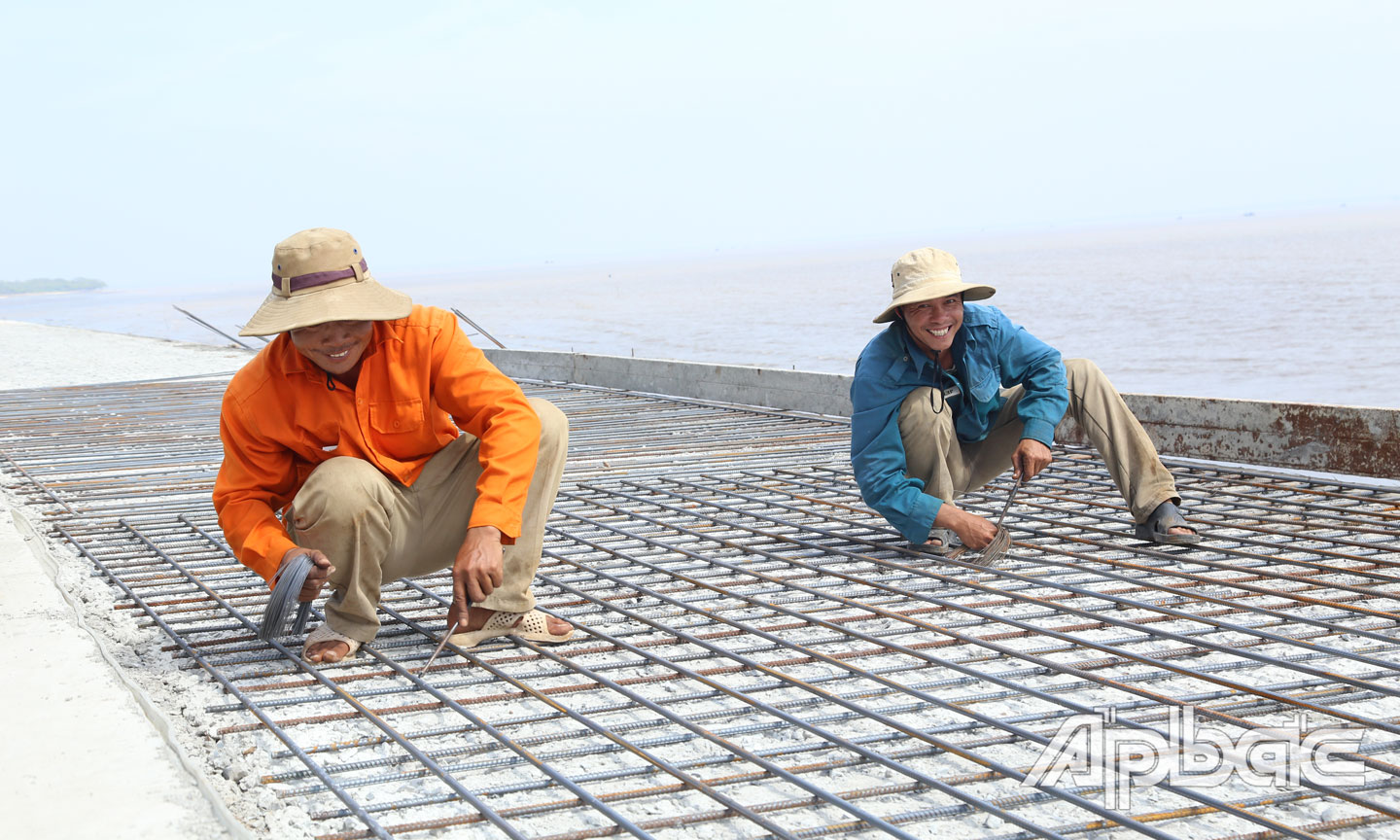 Dưới cái nắng nhẹ và gió biển của những ngày đầu năm, không khí làm việc ở nơi đây rất nhộn nhịp, rộn ràng.