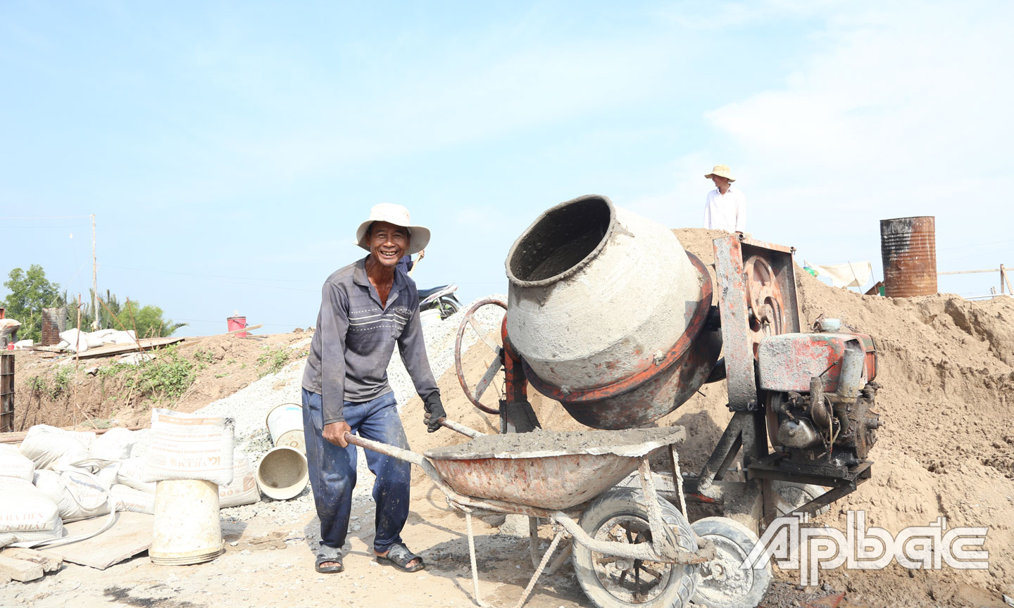 Không khí làm việc nhộn nhịp, rộn ràng.