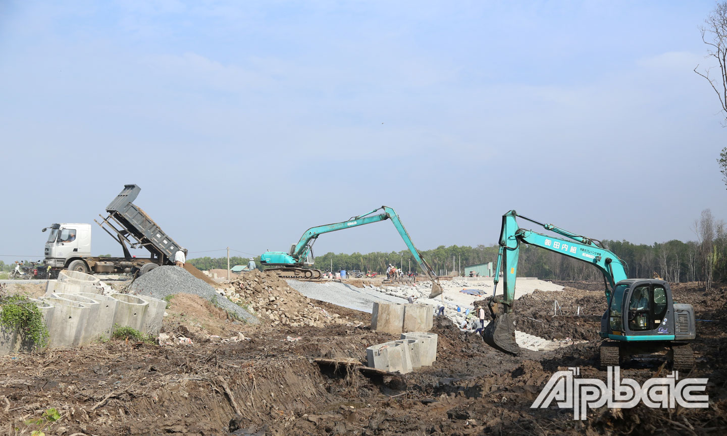 Tất bật trên công trình trong những ngày đầu năm.