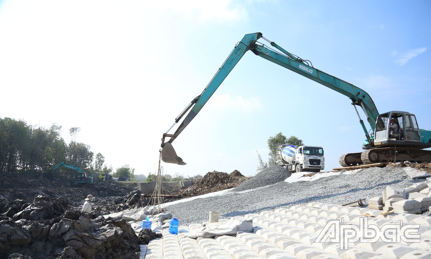 Tuyến đê dần hình thành uốn lượn dọc bờ biển, có khả năng chống chọi lên đến bão cấp 9.