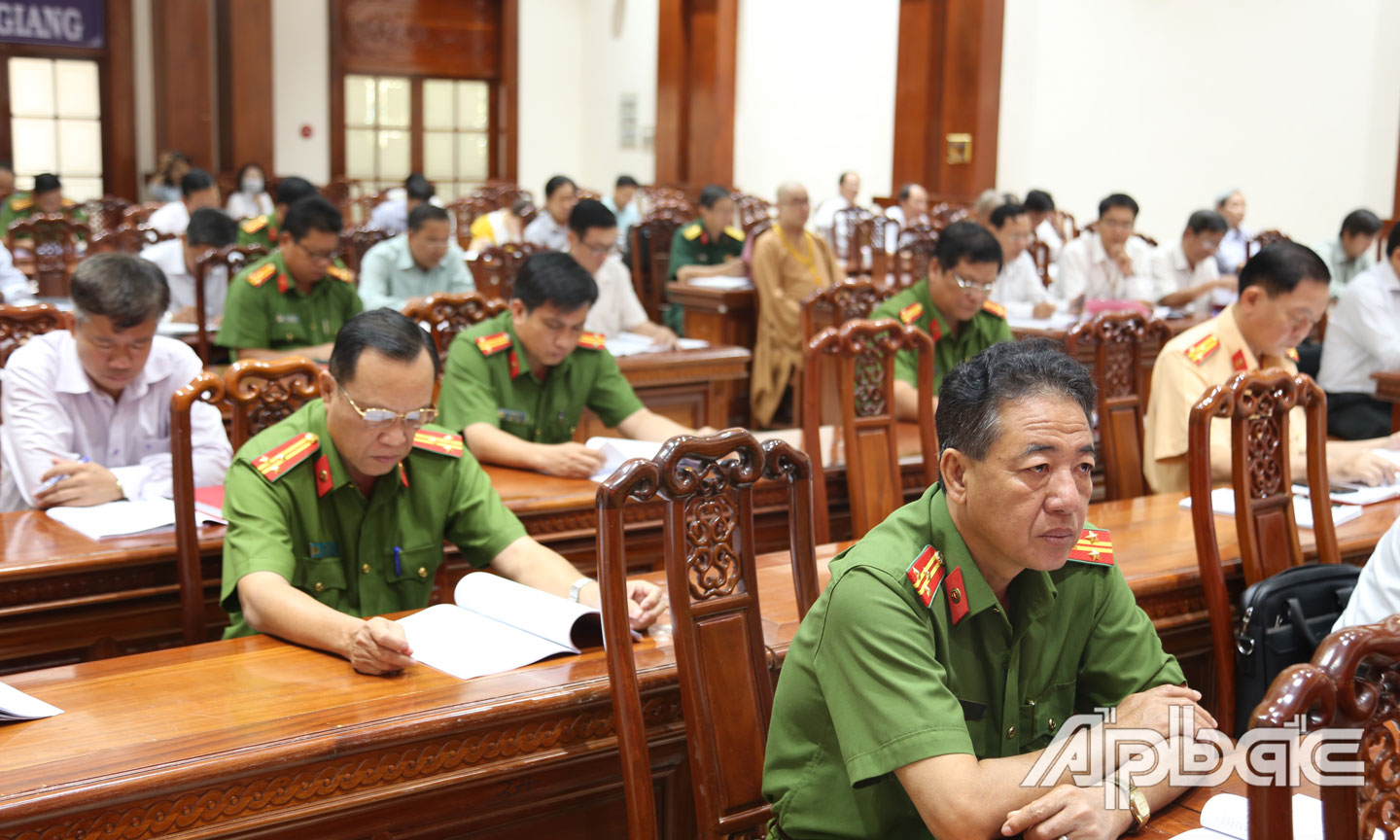 Lãnh đạo các ngành, các cấp liên quan về ATGT về dự hội nghị.