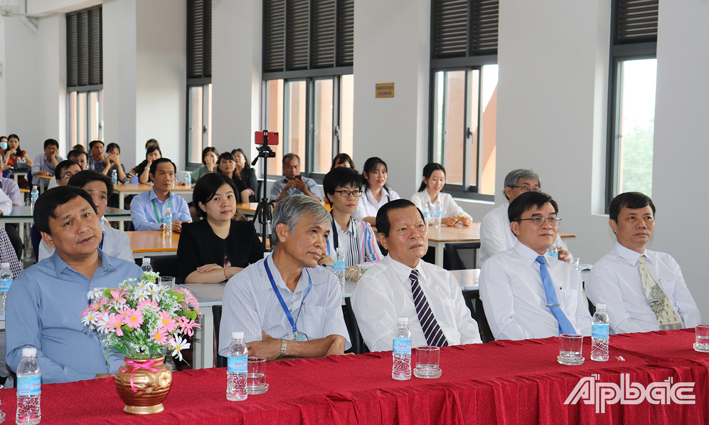Các đại biểu tham dự chương trình.