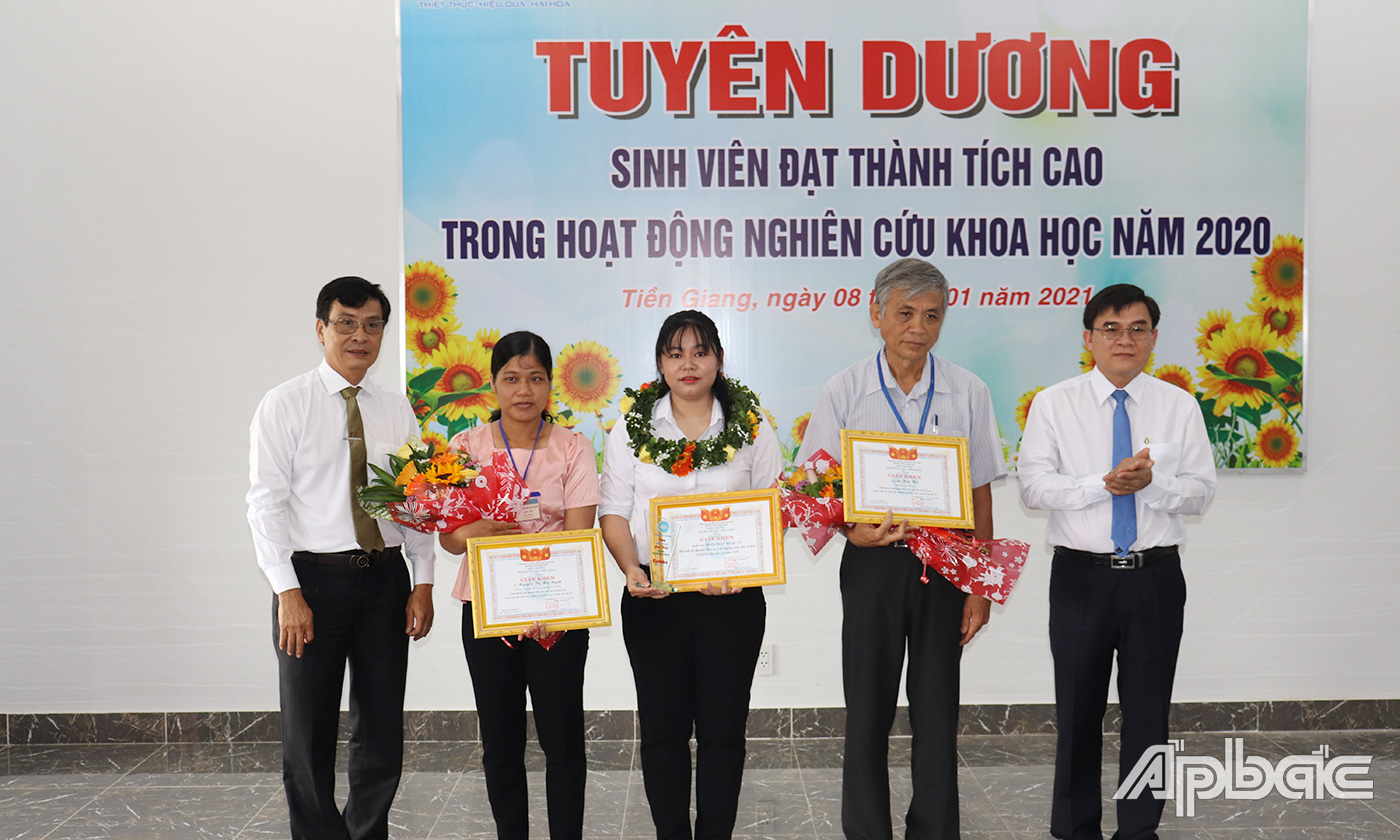 TS Nguyễn Viết Thịnh, Chủ tịch Hội đồng trường ĐHTG và Hiệu trưởng trường ĐHTG Võ Ngọc Hà Nguyễn Duy Khánh cựu sinh viên lớp ĐH Công nghệ thựcphẩm 16 và bạn Nguyễn Thị Ngọc Thắm cựu sinh viên Lớp ĐH Công nghệ Sinh học 17 và khen thưởng cho 02 giảng viên hướng dẫn.