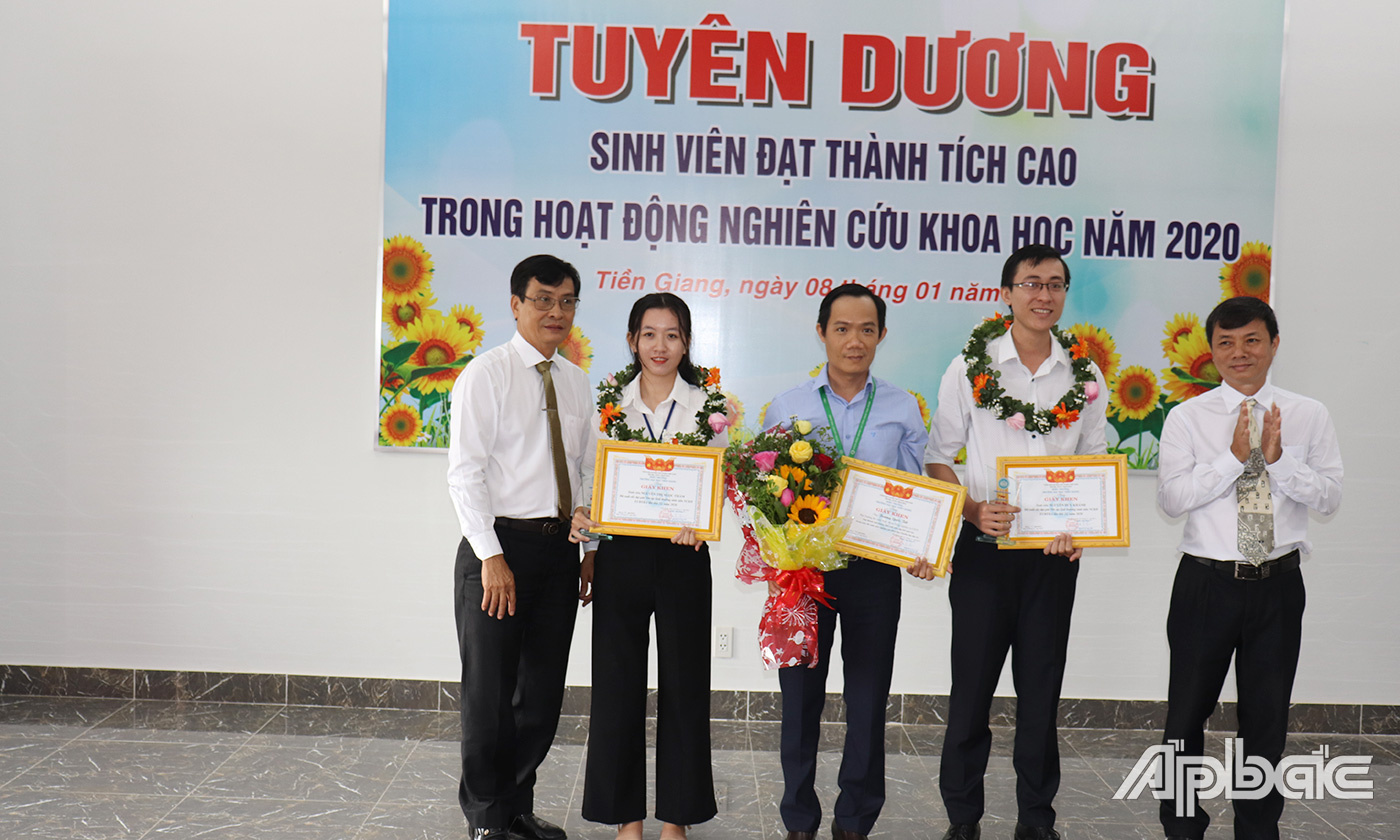 PGS.TS Võ Ngọc Hà và TS Nguyễn Viết Thịnh trao Giấy khen cho nhóm sinh viên đạt giải Nhì trong lĩnh vực Công nghệ Thực phẩm ở giải thưởng Eureka năm 2020.